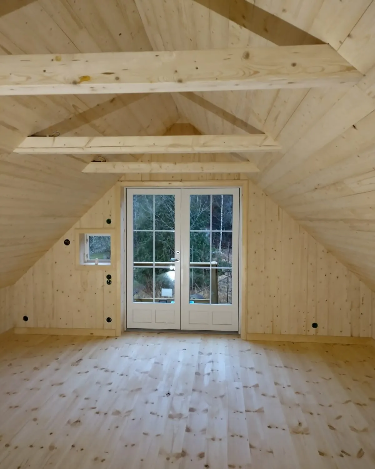 Glasdörrar mot balkong