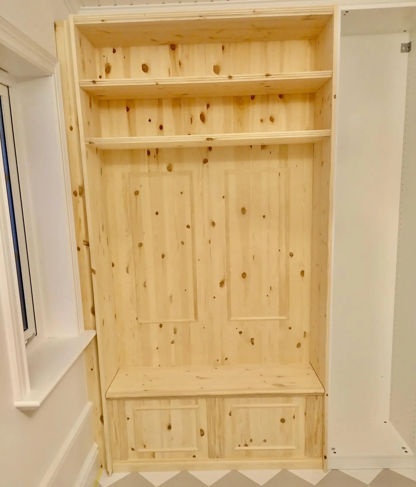 Platsbyggd hallmöbel