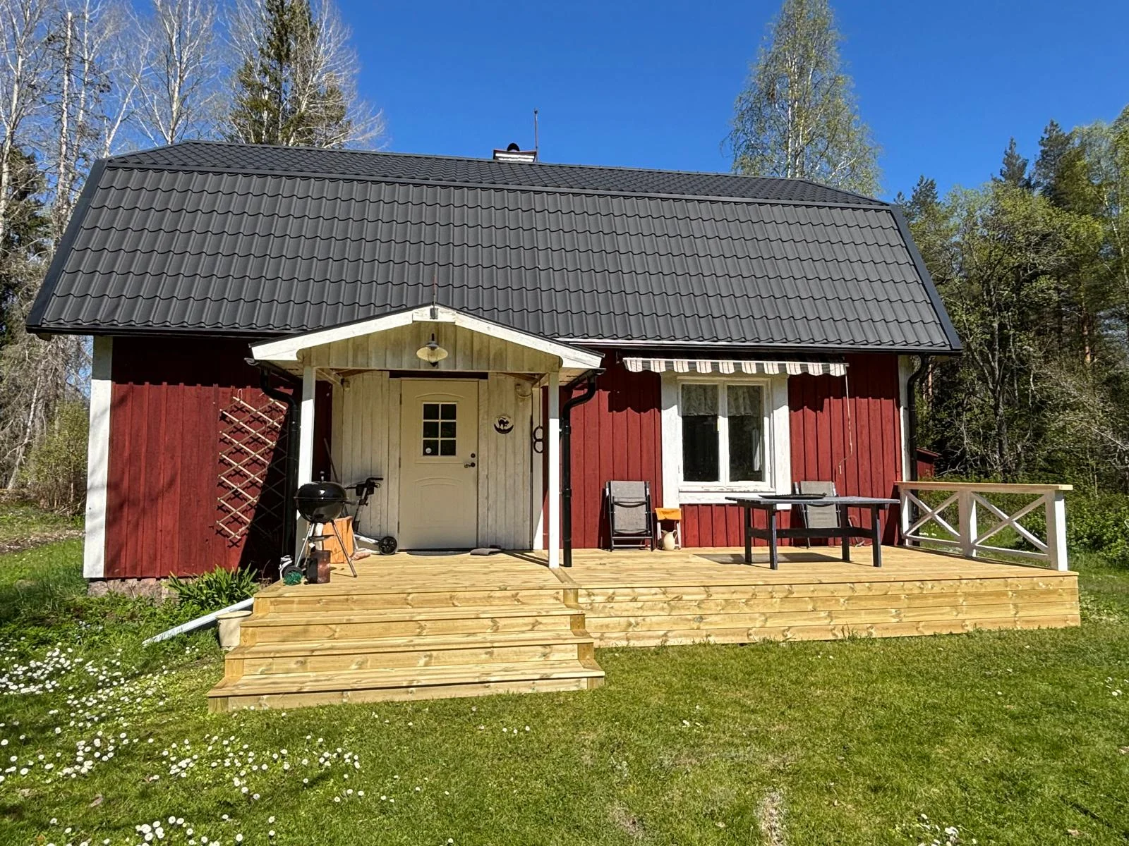 Altan vid röd stuga